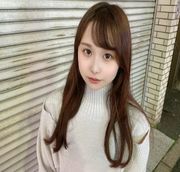 恥ずかしがり屋さんで押しに弱い女の子、ひなたちゃんの中出しえっち動画。カメラマンあり撮影。